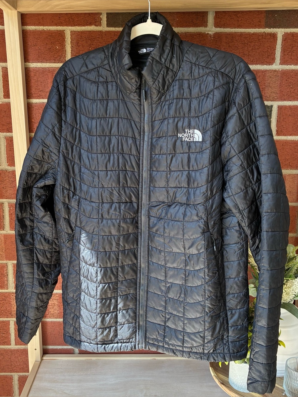 The North Face Thermoball Jacket
Men's Med Quilted Puffer Black
Logo on Sleeve